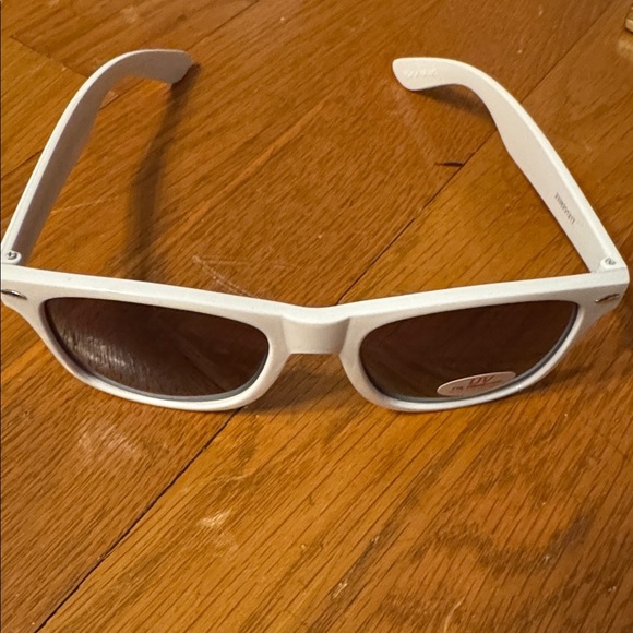 White Fisk University class of 2018 Sunglasses Ray ban blue - Picture 2 of 2